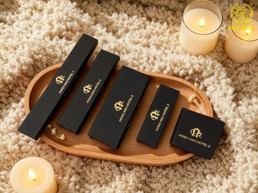 Bộ Amenities Khách Sạn Hồng Anh Hotel 2 – Thiết Kế Đen Nhám Ép Kim, Sang Trọng & Đồng Bộ Thương Hiệu