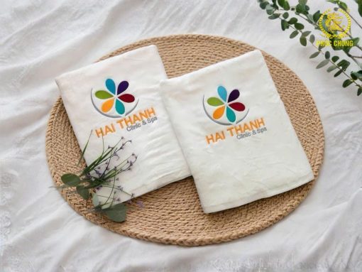 KHĂN THÊU LOGO – HAI THANH CLINIC & SPA Tinh tế từ cảm giác chạm – Chuyên nghiệp từ hình ảnh thương hiệu