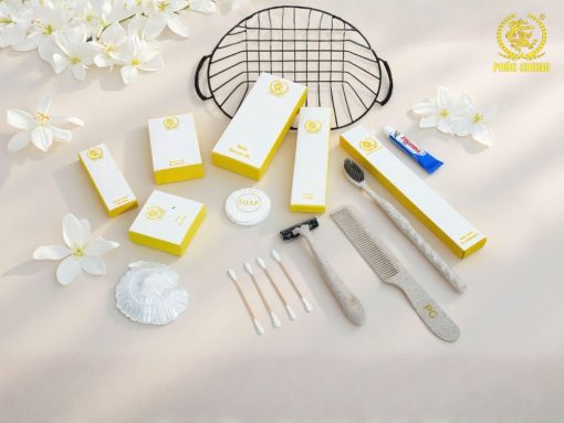 Set Amenities tông trắng – vàng: Tối giản mà tinh tế, đặt lên là “nâng hạng” ngay
