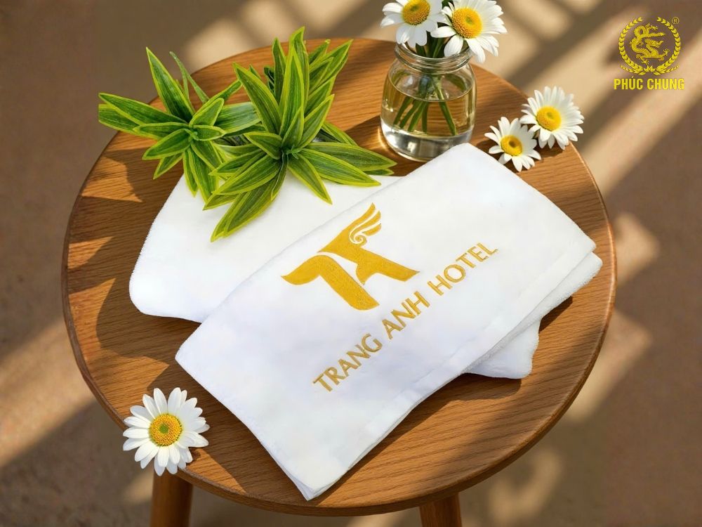 khan-theu-logo-trang-anh-hotel-tinh-te-sang-ngay-tu-cai-cham-dau-tien