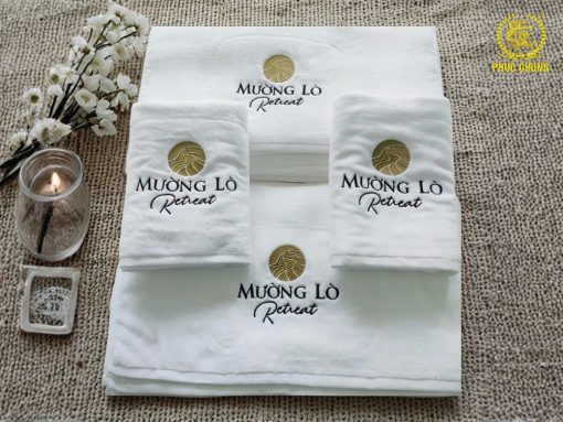SET KHĂN THÊU LOGO “MƯỜNG LÒ RETREAT” – CHUẨN RESORT, GHI DẤU THƯƠNG HIỆU