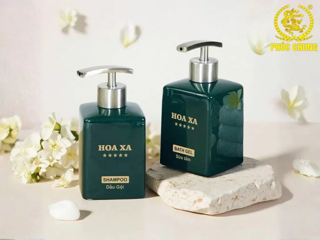 Bình đựng dầu gội sữa tắm gốm sứ xanh in logo khách sạn