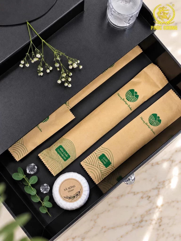 Bộ amenities khách sạn thân thiện, bao bì giấy kraft in logo theo yêu cầu
