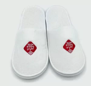 Dép Khách Sạn In Logo – Biến Vật Dụng Phòng Nghỉ Thành Điểm Chạm Thương Hiệu